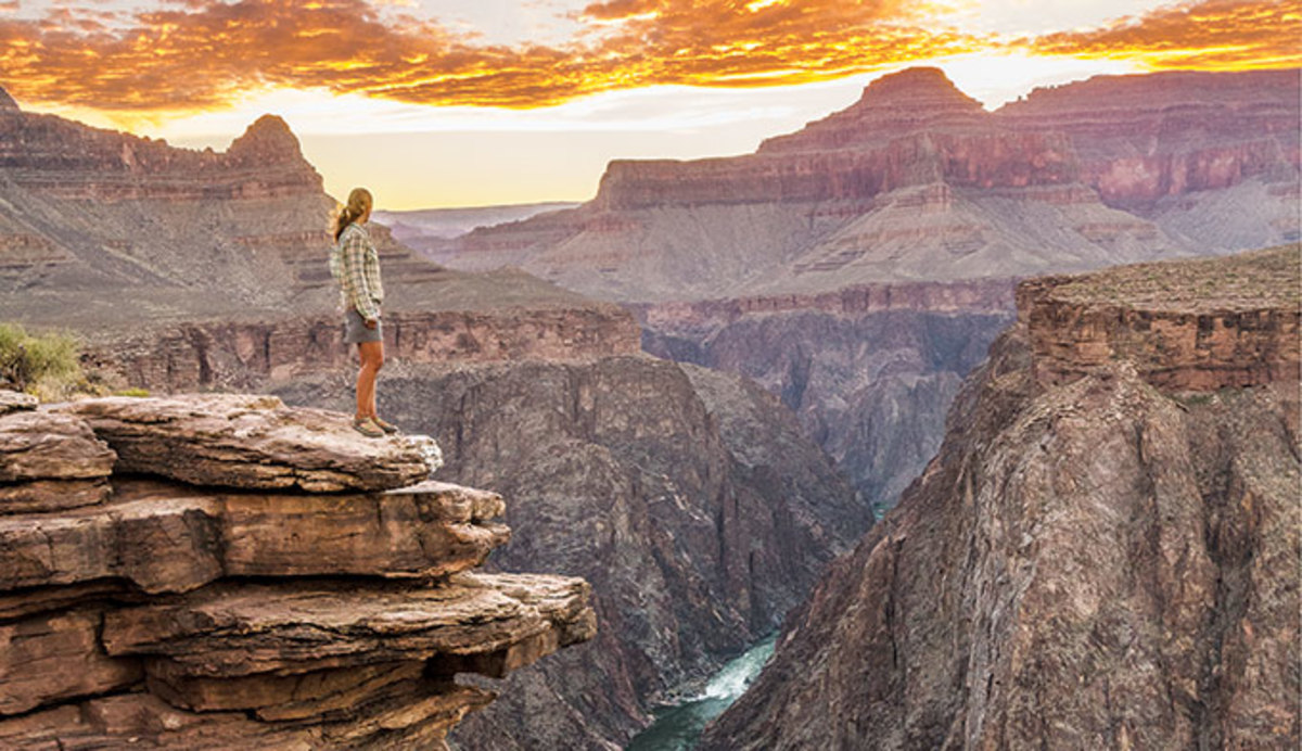 Расположившись посреди каньона толстозадая американка дрочит на природе